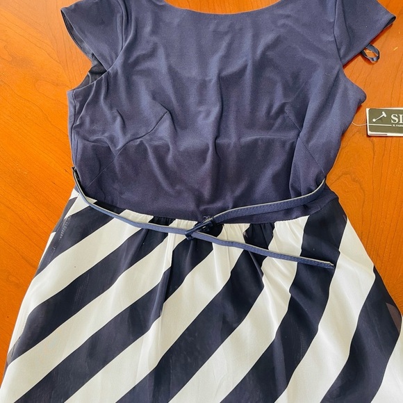 NWT SL Fashion Maxi Dress. Size 6. Navy Blue/Ivory. With belt included. - Picture 12 of 12